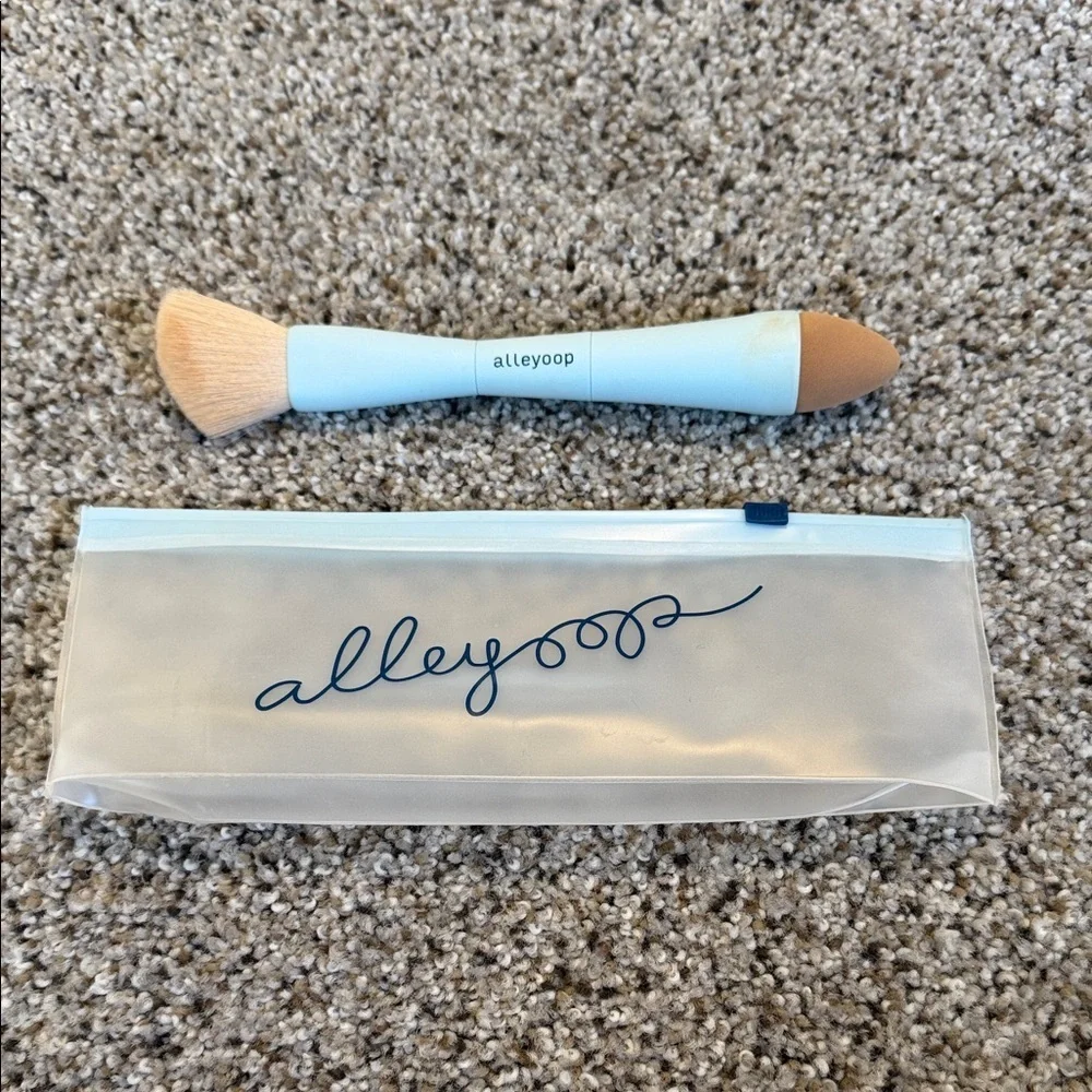 Alleyoop 4 in 1 Travel Makeup Brush, EUC